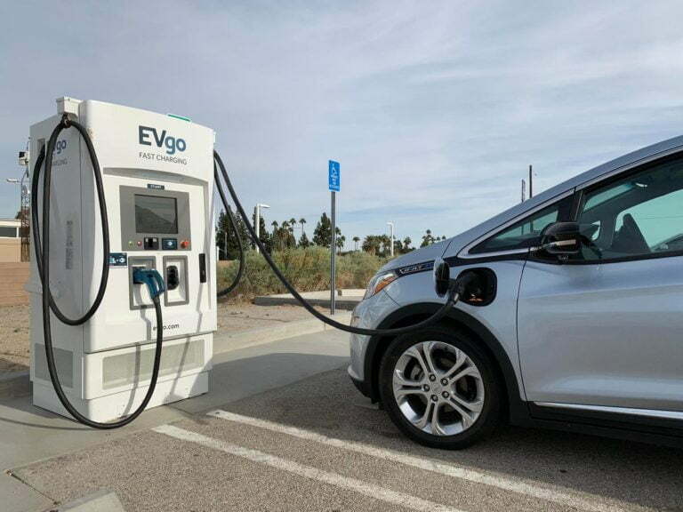 Bornes de recharge pour véhicules électriques à Nice – Installation certifiée IRVE par SOLIS Groupe
